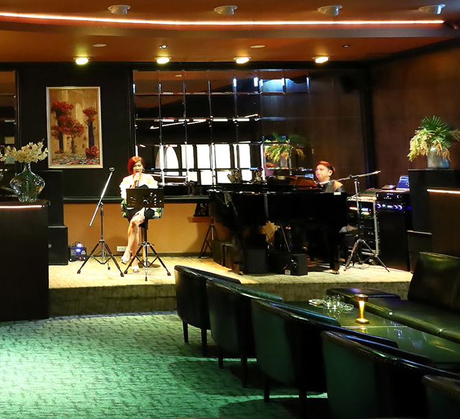 Live piano in the lounge