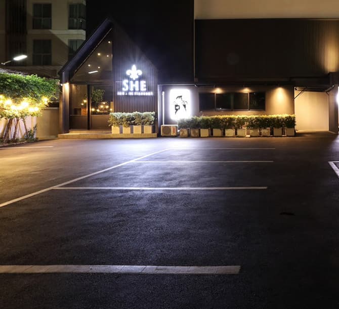 SHE 年中無休駐車場あり